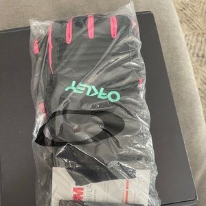 Brand new never worn mens Oakley TNP snowboarding gloves!